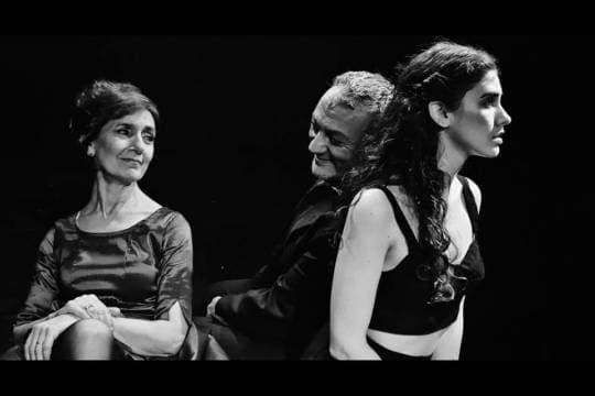 La niña que ensaya su desaparición