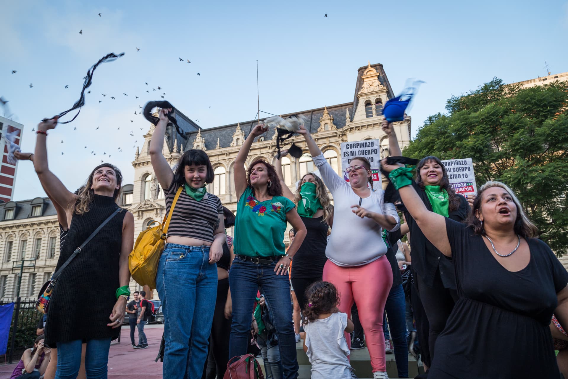 #Corpiñazo: juntas y con las tetas libres