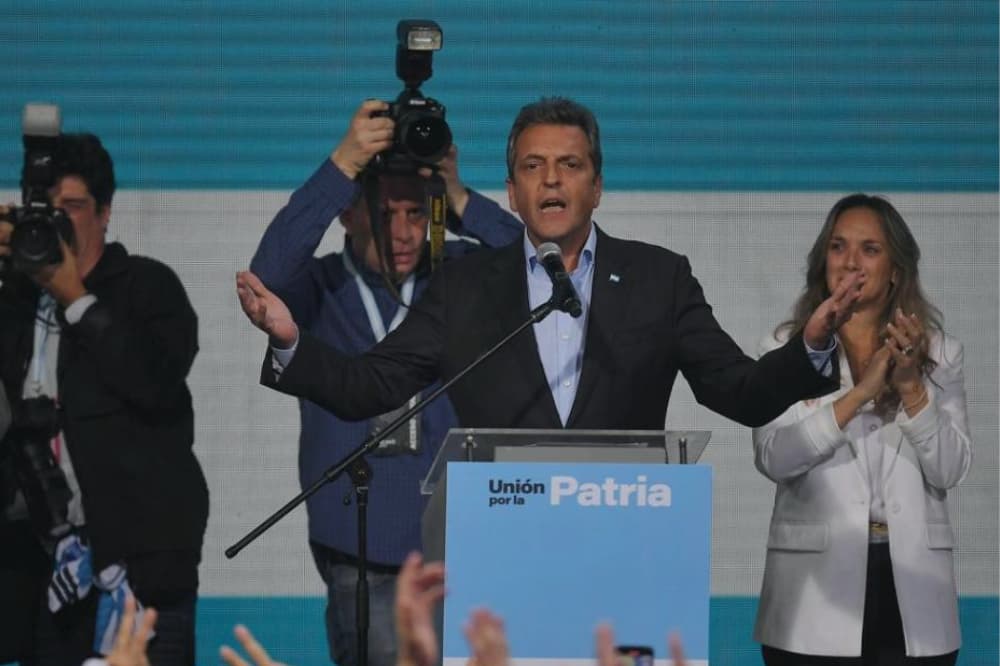 Massa se impuso con el 36,7% y habrá balotaje