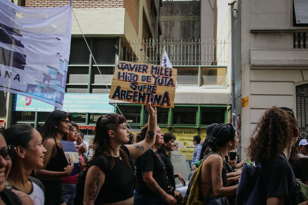 ¿Por qué el mega DNU ejerce violencia económica?