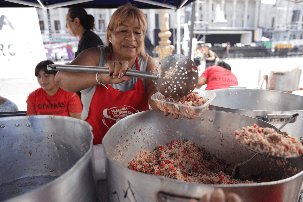 Rendirse no es una opción: las cocineras comunitarias reclaman un salario digno