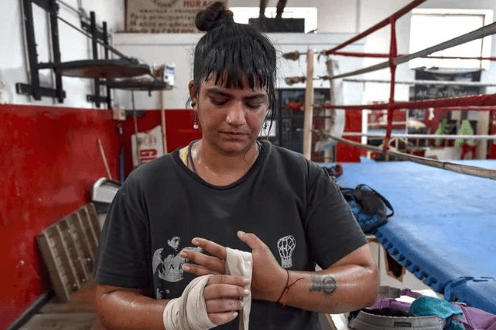 Una pelea por la igualdad con guantes de boxeo