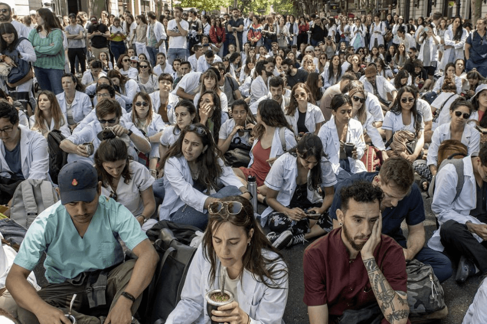 Residentes y concurrentes en lucha: crónica de un reclamo por tiempo indeterminado