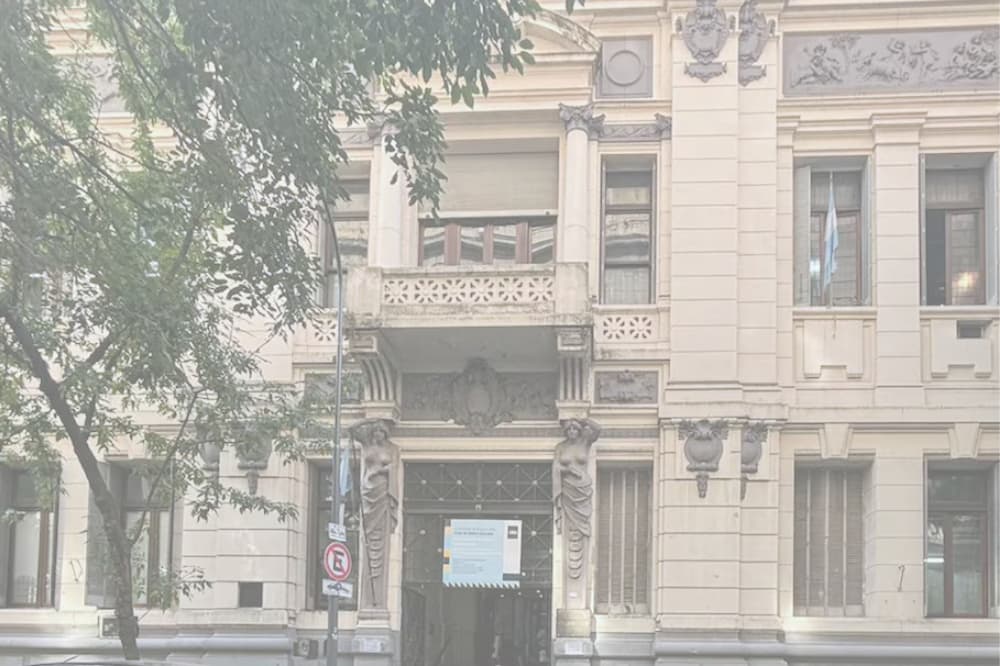 Desnudarlas con un clic: la IA como un nuevo elemento de la violencia de género en dos colegios de la UBA