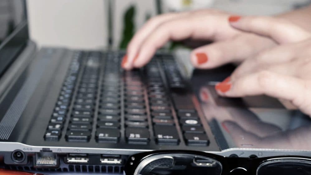 El senado aprobó la Ley de teletrabajo: un análisis en clave feminista