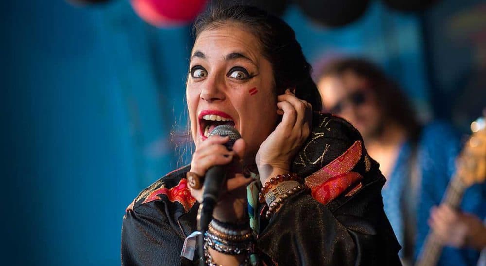 Sara Hebe y la fiesta como trinchera