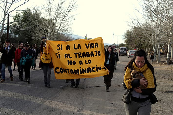Mujer en asamblea defiende su tierra
