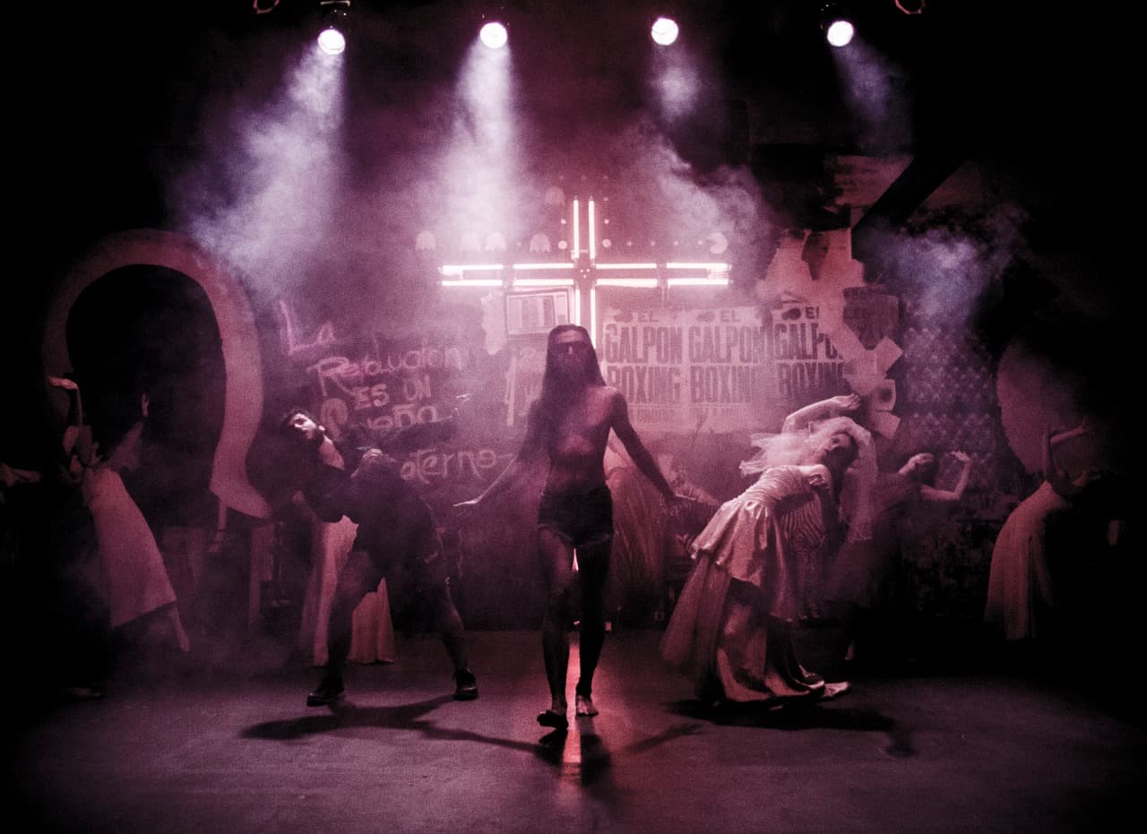 Contra todo: deconstrucción desde el teatro