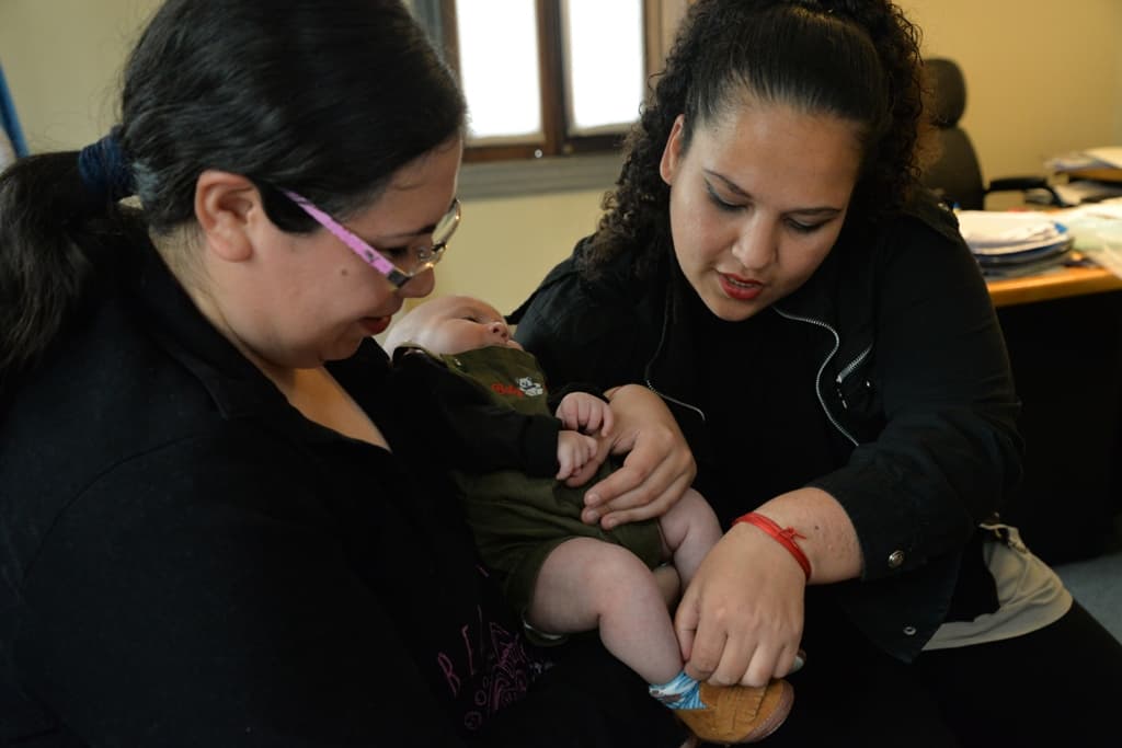 Las mamás del niño que nació luchando por sus derechos en Mina Clavero